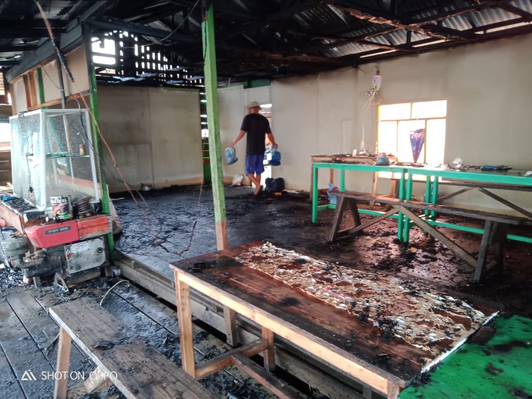 Sebuah Warung Terbakar di Penyebarangan Tanjung Duku Terentang - Sukalanting Sungai Raya